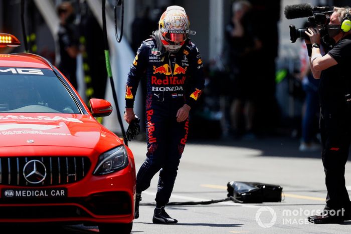 Max Verstappen, Red Bull Racing RB16B, tras su accidente