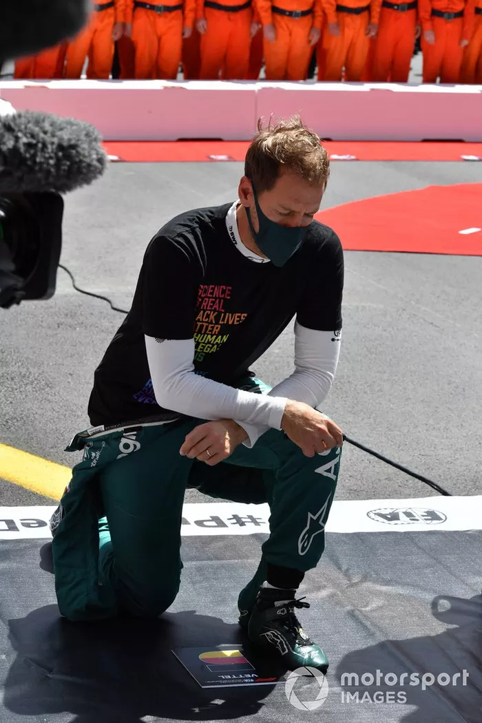 Sebastian Vettel, Aston Martin, se arrodilla en apoyo de la campaña End Racsim