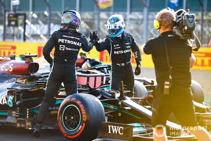 Valtteri Bottas, Mercedes, y el ganador de la primera posición para la carrera Sprint Lewis Hamilton, Mercedes