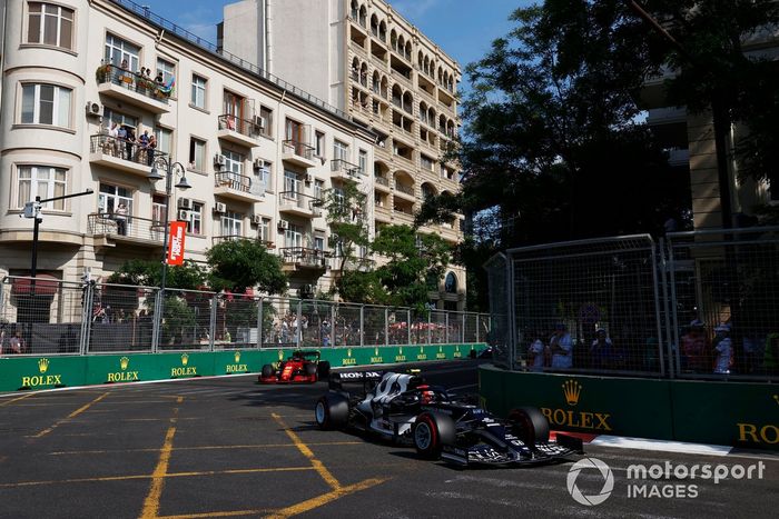 Pierre Gasly, AlphaTauri AT02, Carlos Sainz Jr., Ferrari SF21