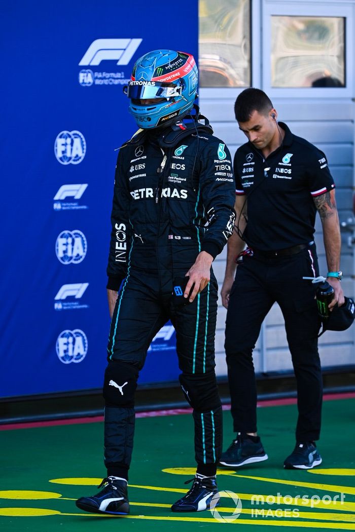 George Russell, de Mercedes-AMG, regresa al garaje tras chocar en la Q3