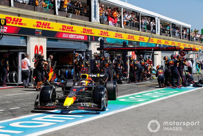 Max Verstappen, Red Bull Racing RB18, sale de su box tras una parada