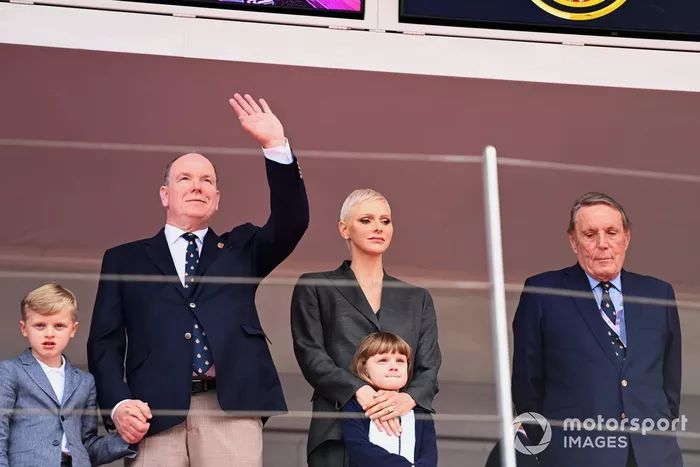 El Príncipe Alberto III y la Princesa Charlene de Mónaco en el podio