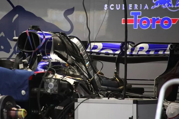 Detalle del motor del Toro Rosso STR14