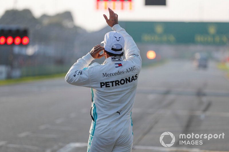 I festeggiamenti del poleman Lewis Hamilton, Mercedes AMG F1 nel Parco chiuso
