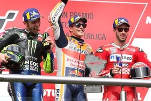 Podium: winnaar Marc Marquez, Repsol Honda Team, tweede Valentino Rossi, Yamaha Factory Racing, derde Andrea Dovizioso, Ducati Team