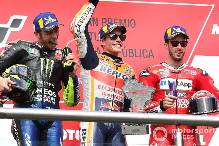 Podio: Marc Márquez, ganador de la carrera, Repsol Honda Team, Valentino Rossi, Yamaha Factory Racing, Andrea Dovizioso, Ducati Team.