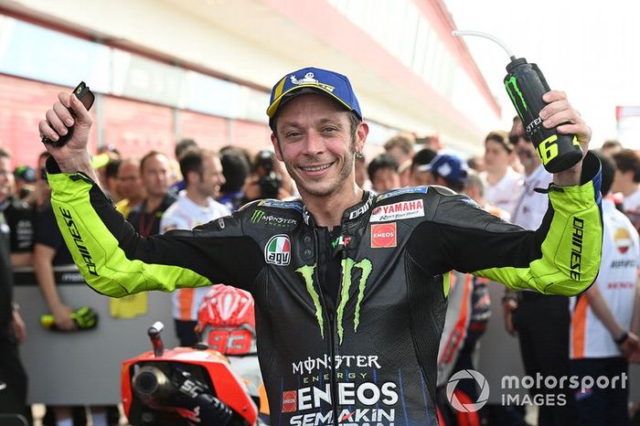 Il secondo classificato Valentino Rossi, Yamaha Factory Racing, festeggia nel parco chiuso