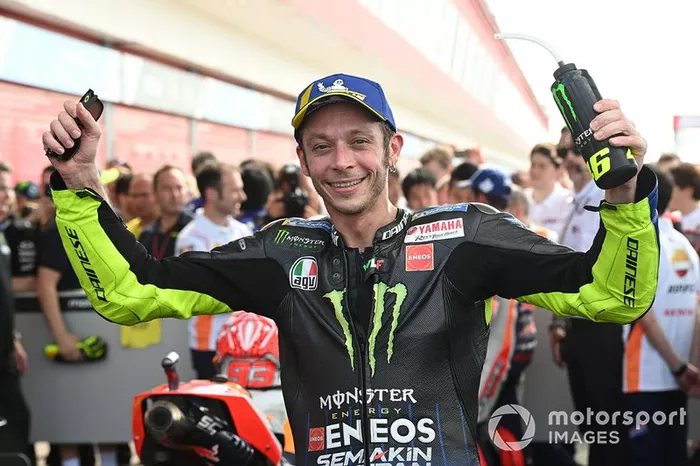Segundo lugar Valentino Rossi, Yamaha Factory Racing celebra en parc ferme