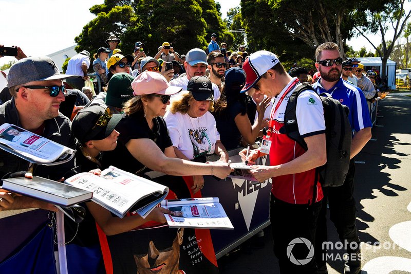 Kimi Raikkonen, Alfa Romeo Racing signs a autograph for fans