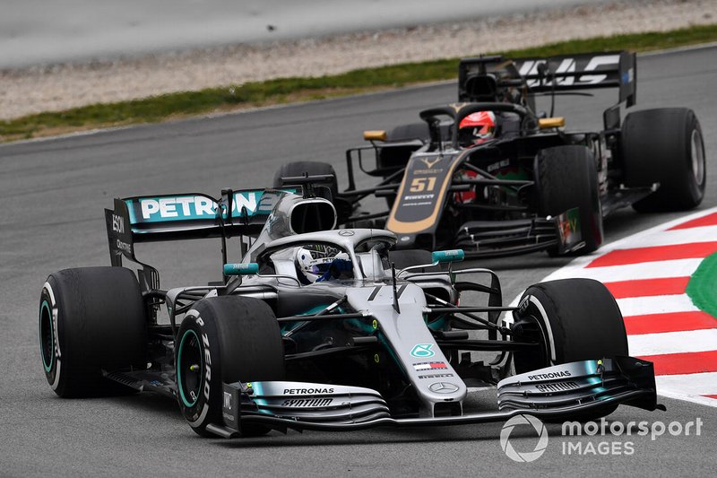 Valtteri Bottas, Mercedes-AMG F1 W10 et Pietro Fittipaldi, Haas F1 Team VF-19