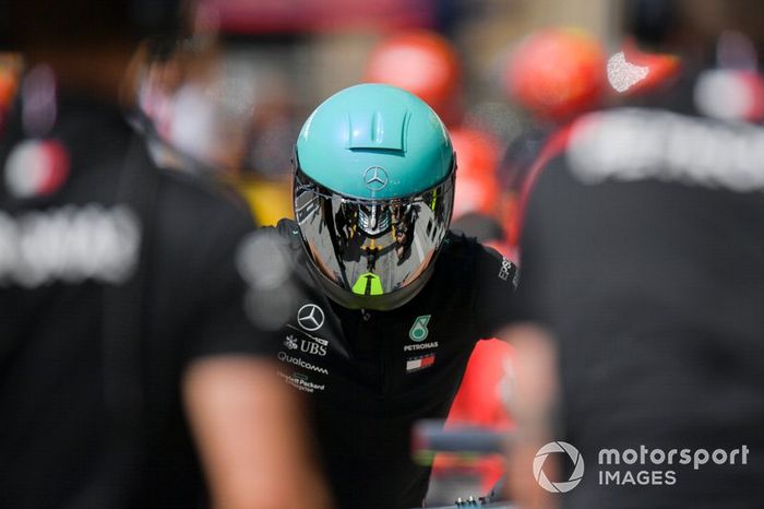 Un mecánico de Mercedes