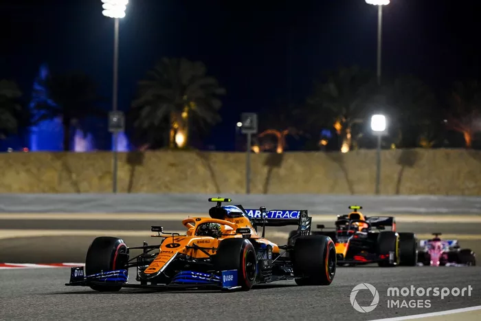 Lando Norris, McLaren MCL35, Alex Albon, Red Bull Racing RB16