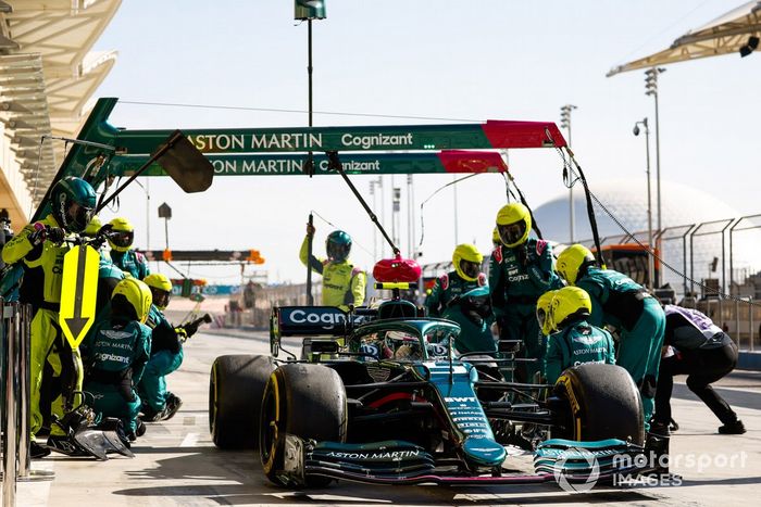 Sebastian Vettel, Aston Martin AMR21, se aleja tras una parada en boxes