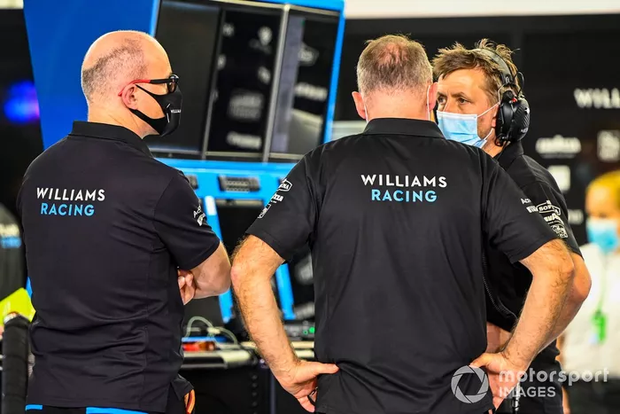 Los miembros del equipo de Williams Racing en el paddock