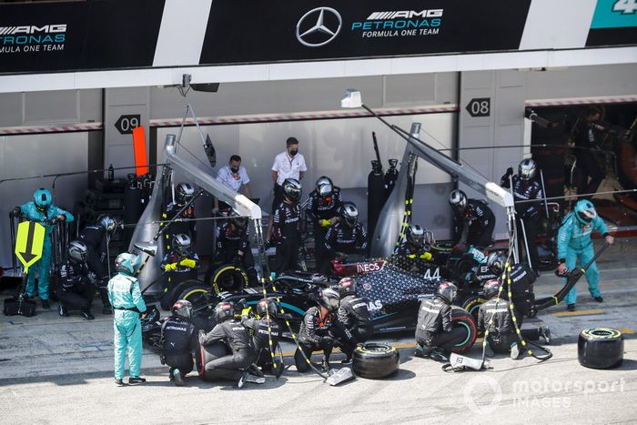 Lewis Hamilton, Mercedes F1 W11, fa un pit stop