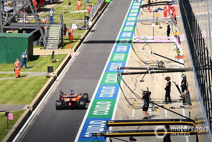 Carlos Sainz Jr., McLaren MCL35, en pits por un neumático pinchado