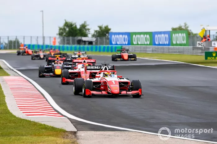 Oscar Piastri, Prema Racing, precede Logan Sargeant, Prema Racing, e Liam Lawson, Hitech Grand Prix