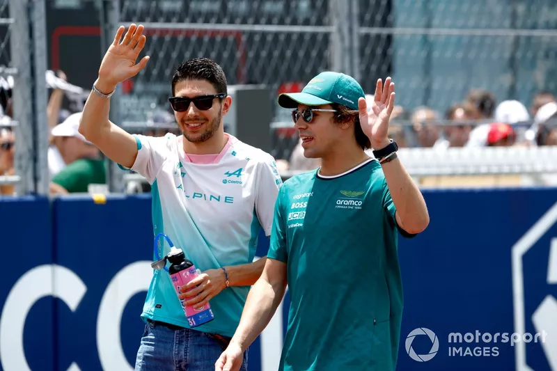 Esteban Ocon, Alpine F1 Team, Lance Stroll, Aston Martin F1 Team, arrivent pour la parade des pilotes 
