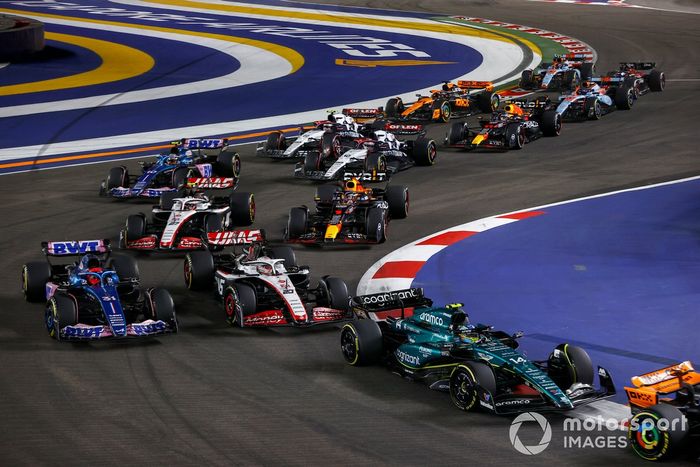 Fernando Alonso, Aston Martin AMR23, Kevin Magnussen, Haas VF-23, Esteban Ocon, Alpine A523, Nico Hulkenberg, Haas VF-23, Max Verstappen, Red Bull Racing RB19, el resto de la parrilla en la primera vuelta.
