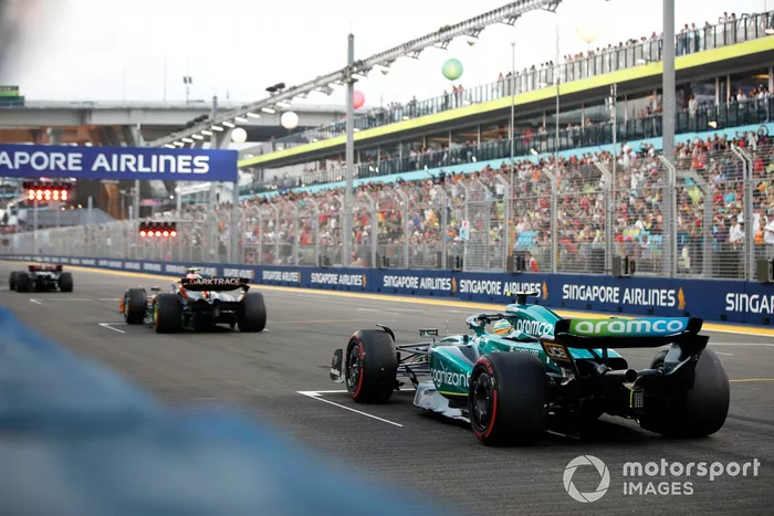 Lando Norris, McLaren MCL60, Fernando Alonso, Aston Martin AMR23, practican sus procedimientos de salida de carrera al final de la FP3.