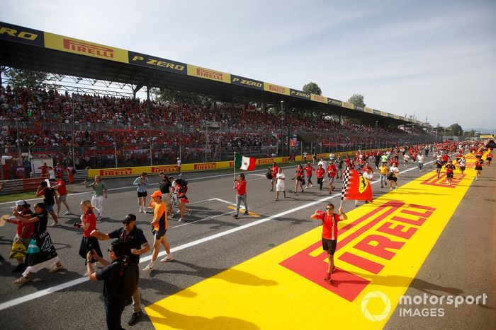 El público invade el circuito tras la carrera