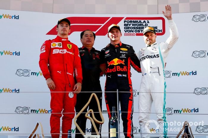 Podio: segundo lugar Charles Leclerc, Ferrari, Toyoharu Tanabe, F1 Director Honda, ganador de la carrera Max Verstappen, Red Bull Racing, y el tercer lugar Valtteri Bottas, Mercedes AMG F1