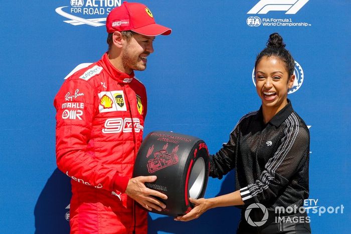 Sebastian Vettel, Ferrari, recibe el premio Pirelli Pole Position Award de la actriz Liza Koshy
