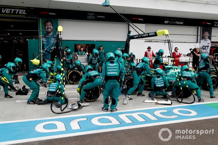 Sebastian Vettel, Aston Martin AMR22, hace una parada en boxes