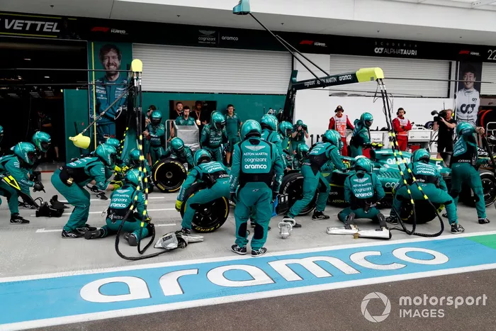 Sebastian Vettel, Aston Martin AMR22, hace una parada en boxes