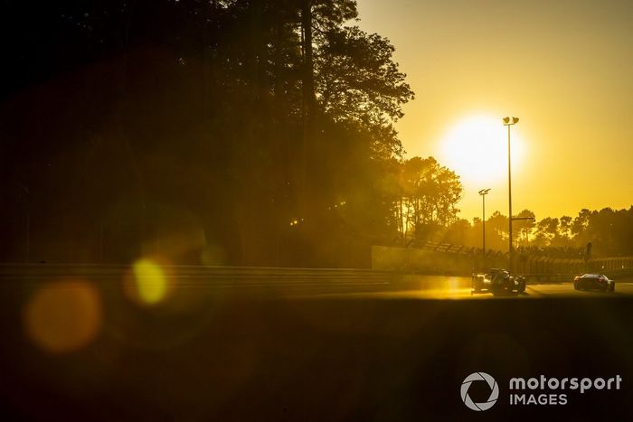 #59 Inception Racing Ferrari 488 GTE EVO LMGTE Am de Alexander West, Come Ledogar, Marvin Kelin en la pista mientras se pone el sol