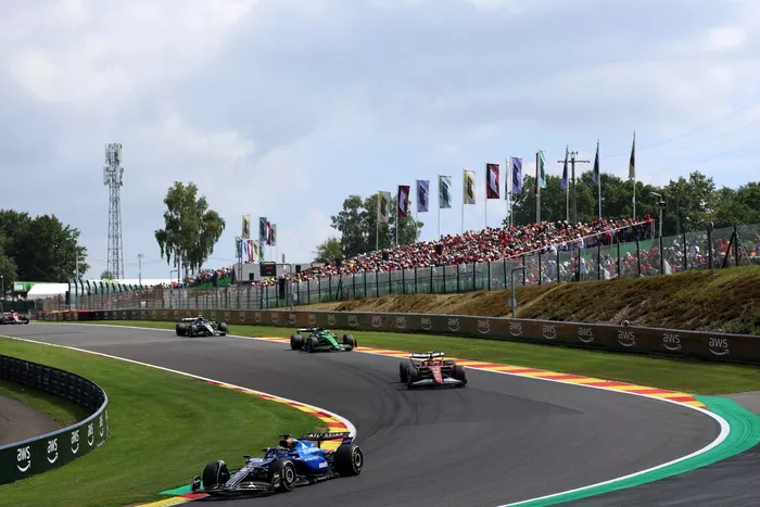 Lewis Hamilton, Ferrari, Nico Hulkenberg, Sauber, Alexander Albon, Williams
