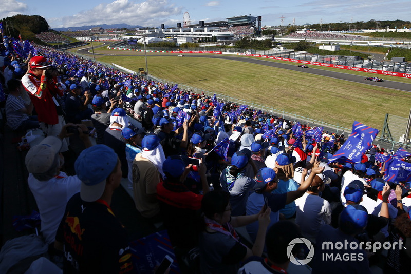 Fans Toro Rosso memberi dukungan pada Brendon Hartley, dan Pierre Gasly, Scuderia Toro Rosso STR13, yang sedang lewat