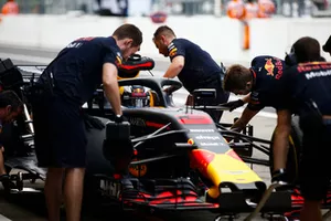 Daniel Ricciardo, Red Bull Racing RB14, dans les stands
