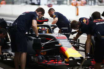 Daniel Ricciardo, Red Bull Racing RB14, in de pits
