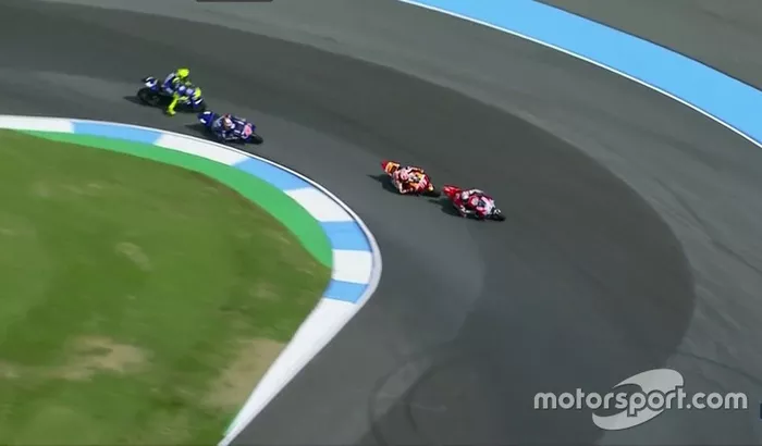 Valentino Rossi in lotta con Viñales, mentre Marc Marquez e Andrea Dovizioso affrontano l'ultima curva (Screenshot MovistarTV)
