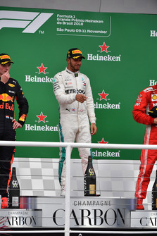 Max Verstappen, Red Bull Racing, Lewis Hamilton, Mercedes AMG F1 en Kimi Raikkonen, Ferrari op het podium