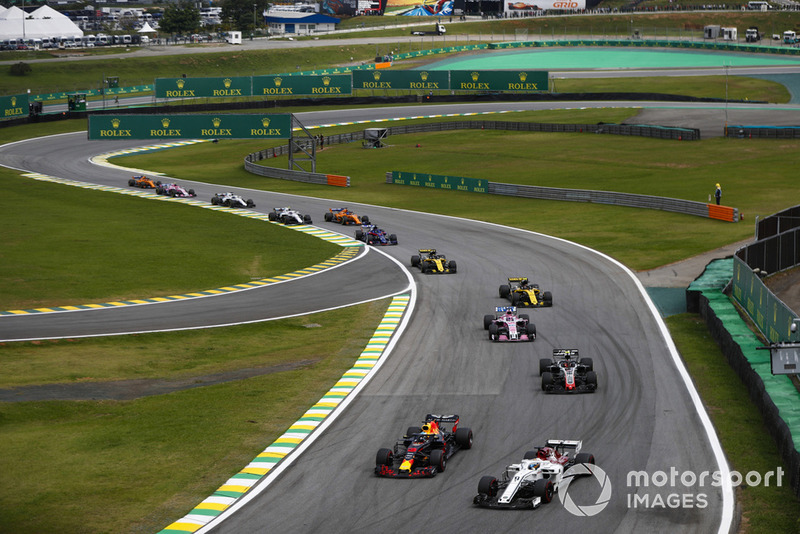 Daniel Ricciardo, Red Bull Racing RB14, plonge à l'intérieur de Marcus Ericsson, Sauber C37, devant Kevin Magnussen, Haas F1 Team VF-18, et Sergio Perez, Force India VJM11.