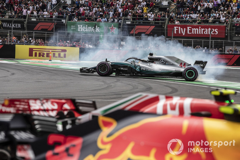 2018 F1 Dünya Şampiyonu Lewis Hamilton, Mercedes-AMG F1 W09 EQ Power+ donut yapıyor