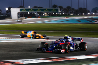 Pierre Gasly, Scuderia Toro Rosso STR13 leads Fernando Alonso, McLaren MCL33