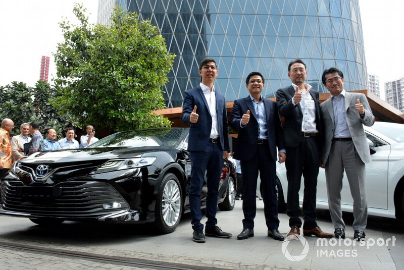 Director TAM Anton Jimmi Suwandy, Vice President Director TAM Henry Tanoto, President Director PT Toyota-Astra Motor (TAM) Yoshihiro Nakata and Kazunori Minamide