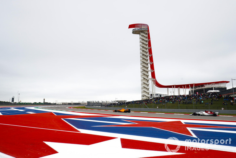 Stoffel Vandoorne, McLaren MCL33, leads Marcus Ericsson, Sauber C37