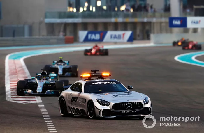 El Safety Car lidera a Lewis Hamilton, Mercedes AMG F1 W09 EQ Power +, y Valtteri Bottas, Mercedes AMG F1 W09 EQ Power +