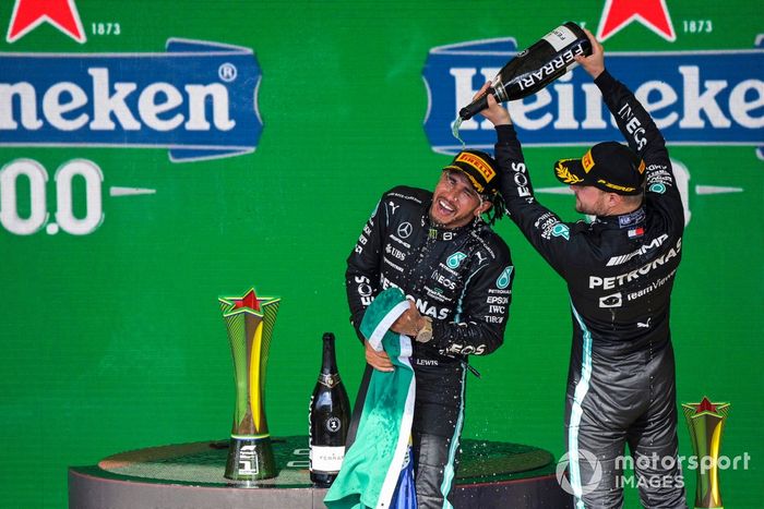 Podio: ganador Lewis Hamilton, Mercedes, tercer lugar Valtteri Bottas, Mercedes y Leonardo Donisete da Silva ingeniero de Mercedes