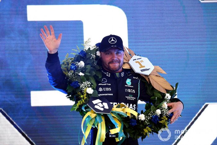 Valtteri Bottas, Mercedes, 1ª posición, en el podio tras el Sprint