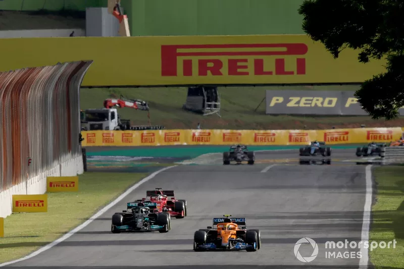 Lando Norris, McLaren MCL35M, Lewis Hamilton, Mercedes W12 e Charles Leclerc, Ferrari SF21