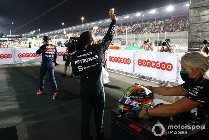 Ganador de la pole, Lewis Hamilton, de Mercedes, saluda a los aficionados tras la clasificación