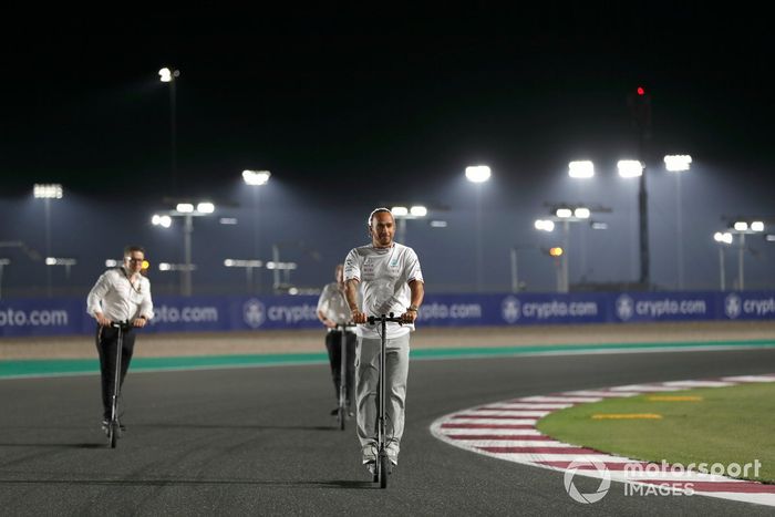 Lewis Hamilton, Mercedes recorre la pista en patinete