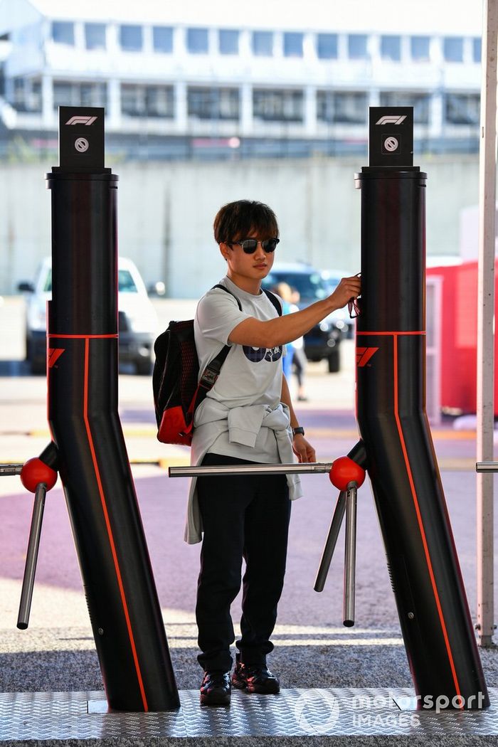 Yuki Tsunoda, AlphaTauri, entra por la puerta del paddock