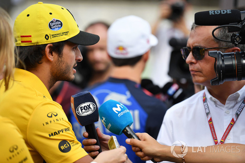 Carlos Sainz Jr., Renault Sport F1 Team talks with the media